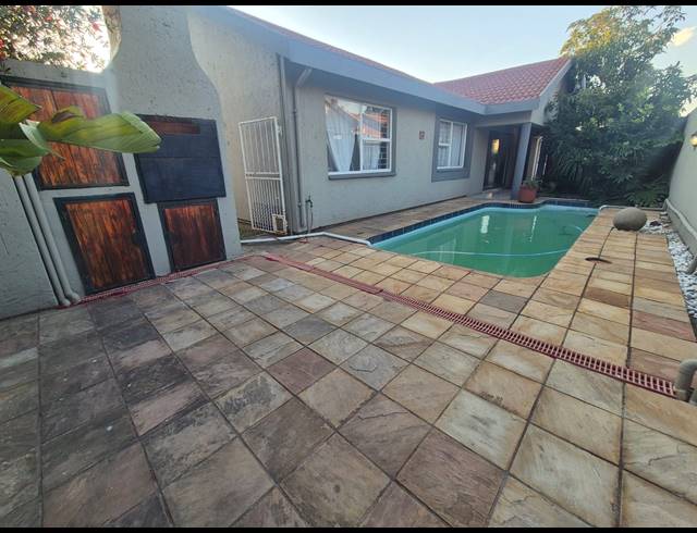 3 BEDROOM TOWNHOUSE FOR SALE IN VANDERBIJLPARK SE 3